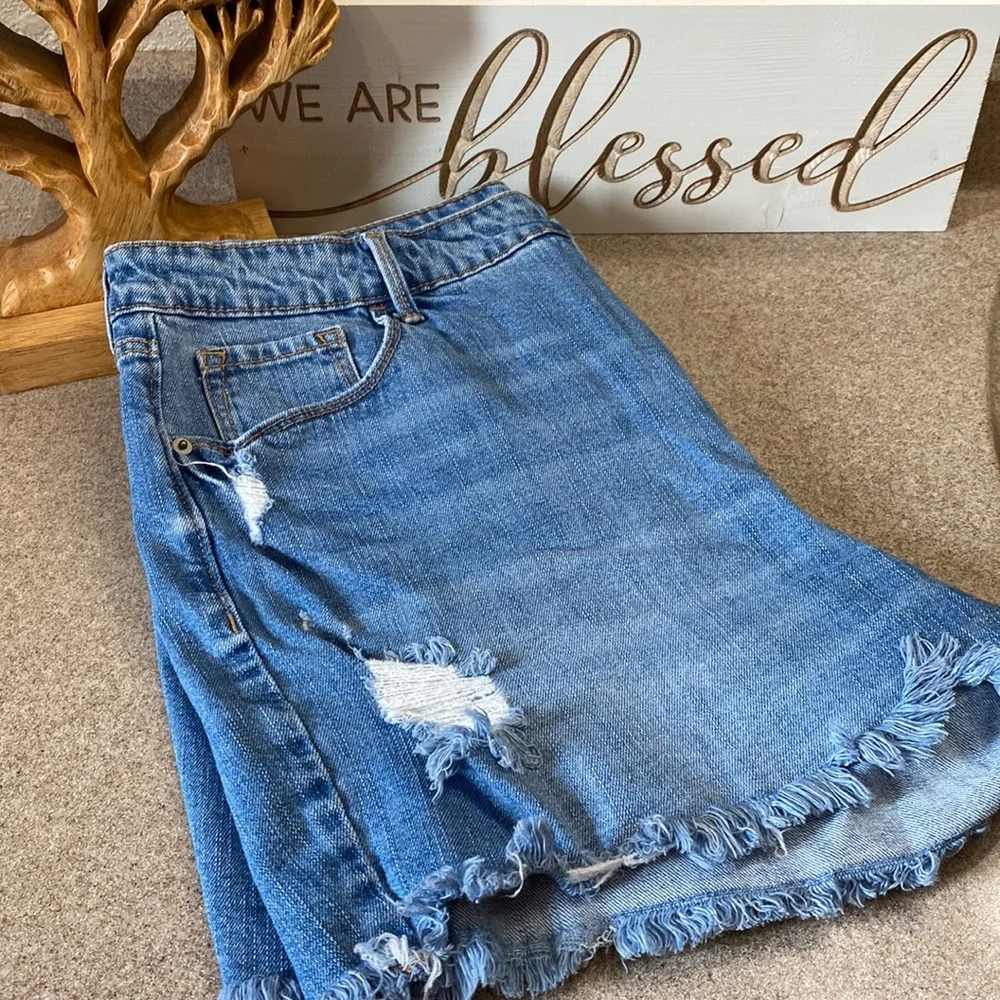Old Navy Distressed High Rise Jean Shorts Size 16 - Picture 1 of 5
